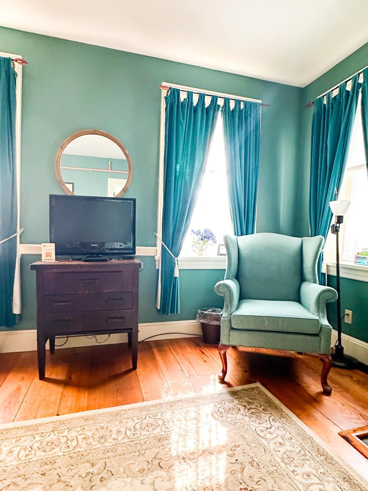 The Black Walnut Inn Амхерст Экстерьер фото