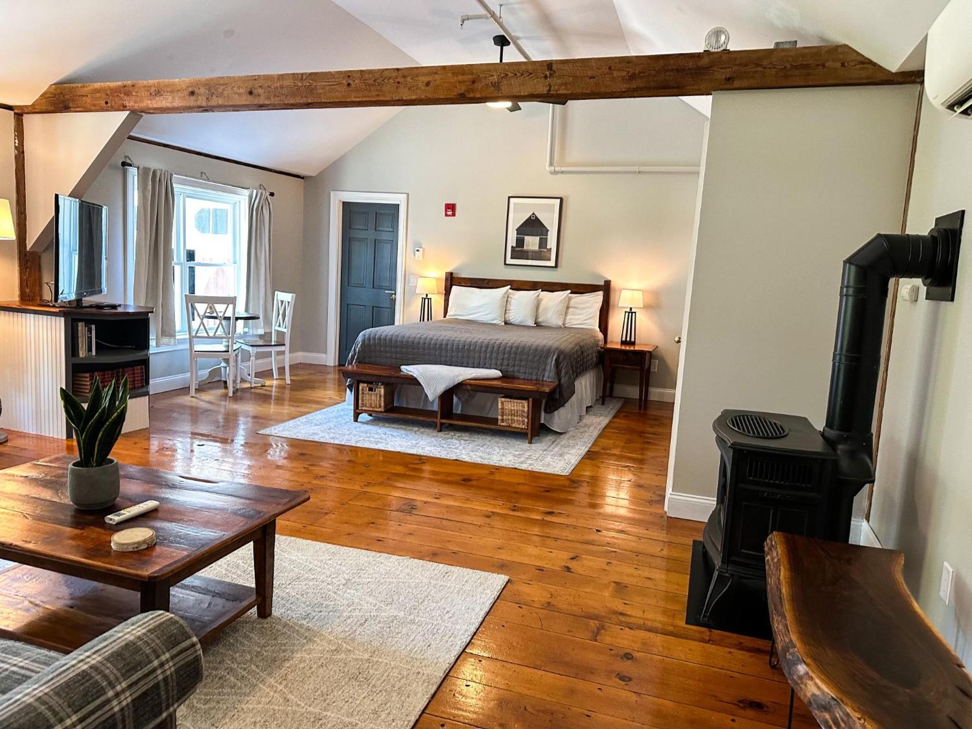 The Black Walnut Inn Амхерст Экстерьер фото